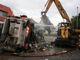 Müllfahrzeug - Löscharbeiten der Feuerwehr (Foto: Polizei RLP)