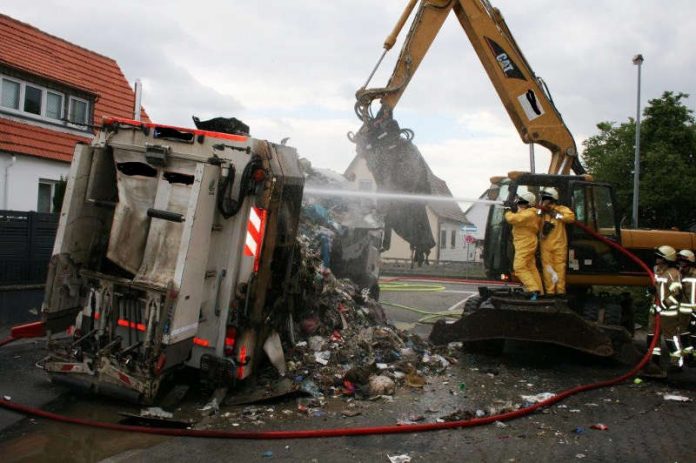 Müllfahrzeug - Löscharbeiten der Feuerwehr (Foto: Polizei RLP)