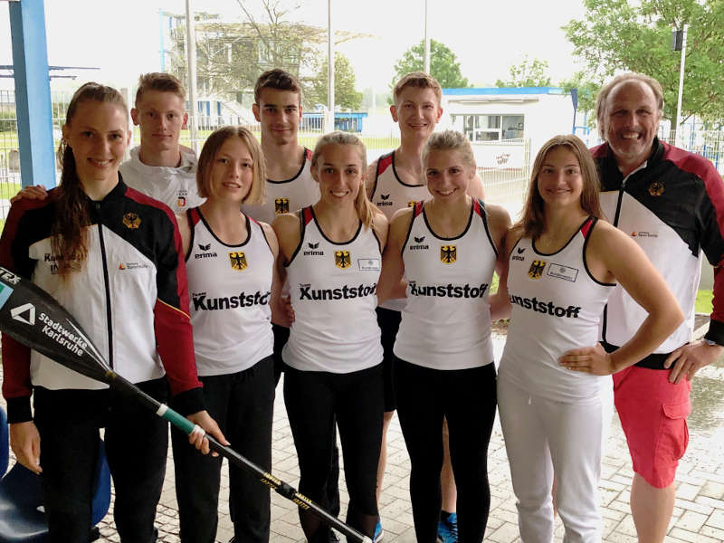 Das Team um Cheftrainer Detlef Hofmann (rechts): Von Links: Carola Schmidt, Tim Bechtold, Gesine Ragwitz, Jochen Wiehn, Katinka Hofmann, Jan Bechtold, Xenia Jost und Greta Köszeghy. Auf dem Gruppenbild fehlte Sophie Koch, die direkt von einer internationalen Regatta in Ungarn nach Brandenburg nachreiste. (Foto: ©GES/Rheinbrueder).