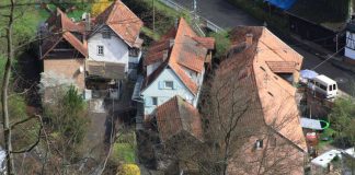 Die Bebauung der Elmsteiner "Teufelsinsel" mit Wappenschmiede, angebauter Sägemühle und gegenüberliegender Mahlmühle heute (Foto: Benno Münch)