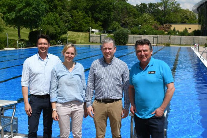 Eröffnungsfoto im Freibad (Foto: Mainzer Stadtwerke AG) Eröffnungsfoto im Freibad (Foto: Mainzer Stadtwerke AG)