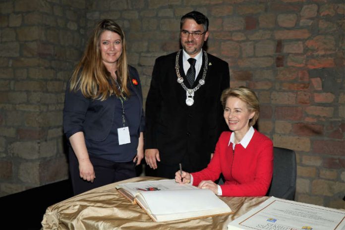 Dr. Ursula von der Leyen und OB Marc Weigel (Foto: Stadtverwaltung Neustadt)