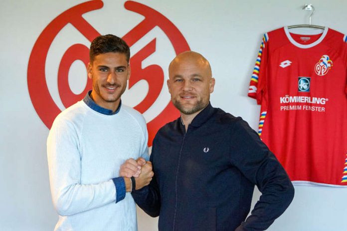 Omer Hanin (links) mit 05-Sportvorstand Rouven Schröder (Foto: Mainz 05)