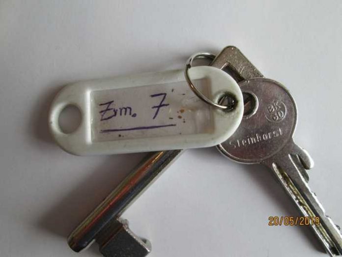 Herborn: Betrüger zahlt Hotelübernachtung nicht - Wer kennt diese Schlüssel?