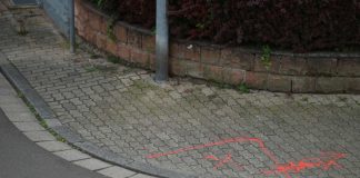 Rote Markierungen an der Straße (Foto: Holger Knecht)