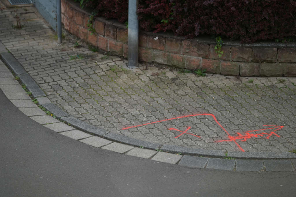 Rote Markierungen an der Straße (Foto: Holger Knecht)