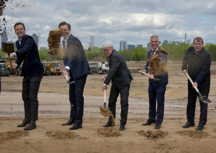 Oliver Bierhoff, Friedrich Curtius, Reinhard Rauball, Peter Feldmann, Rainer Koch (Foto: Stadt Frankfurt/Bernd Kammerer)