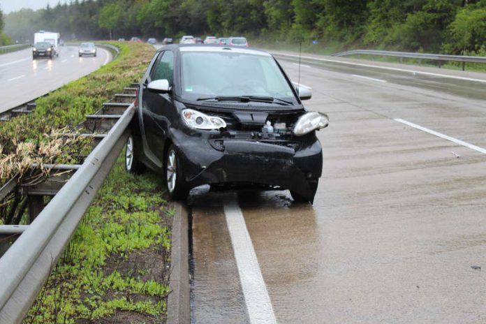 Vermutlich wegen Aquaplaning ist die Fahrerin dieses Smart ins Schleudern geraten. (Foto: Polizei RLP) Vermutlich wegen Aquaplaning ist die Fahrerin dieses Smart ins Schleudern geraten. (Foto: Polizei RLP)