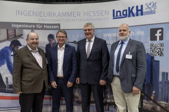 v.l.: Dipl.-Ing. Franz Schächer (bisheriger Vorsitzender der Fachgruppe Baulicher Brandschutz HBO der Ingenieurkammer Hessen), Univ.-Prof. Dr.-Ing. Stefan Winter (TU München), Dipl.-Ing. Ingolf Kluge (Präsident der Ingenieurkammer Hessen) und Prof. Dipl.-Ing. Helmut Zeitter (Frankfurt University of Applied Sciences und neuer Vorsitzender der Fachgruppe Baulicher Brandschutz HBO der Ingenieurkammer Hessen). (Foto: Ingenieurkammer Hessen)