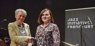 Kulturdezernentin Ina Hartwig gratuliert Natalya Karmazin zum Jazzstipendium (Foto: Bernd Kammerer)