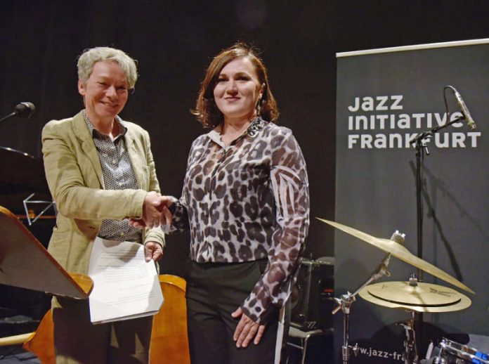 Kulturdezernentin Ina Hartwig gratuliert Natalya Karmazin zum Jazzstipendium (Foto: Bernd Kammerer)