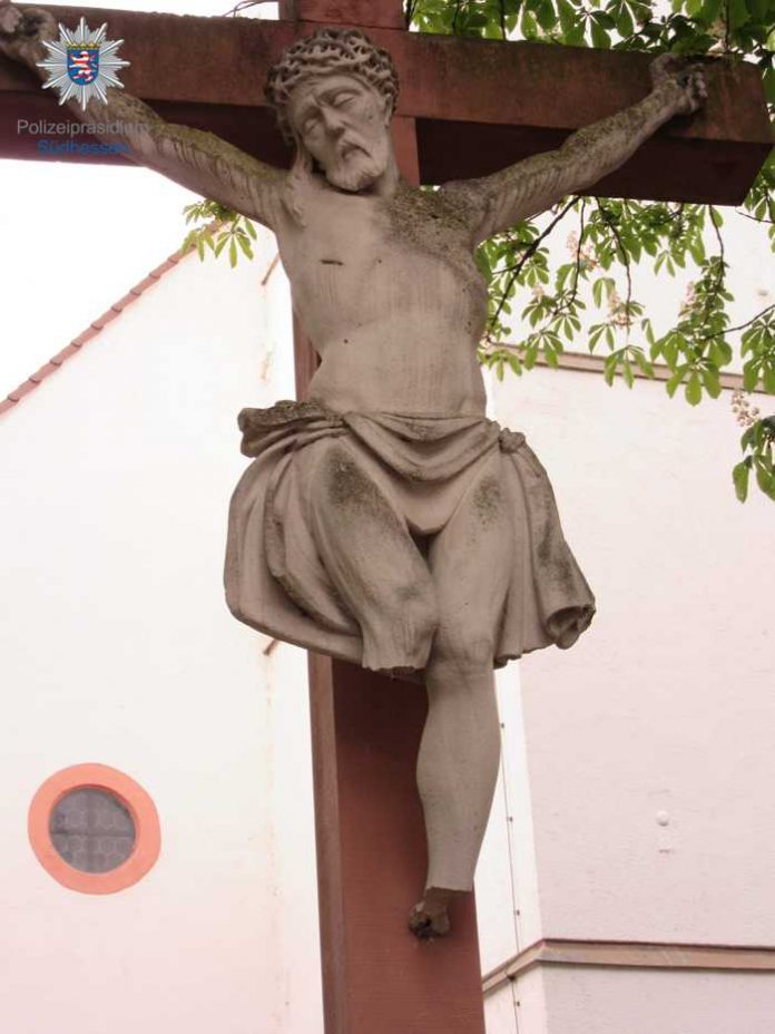 Lampertheim: Jesusfigur am Wegkreuz stark beschädigt