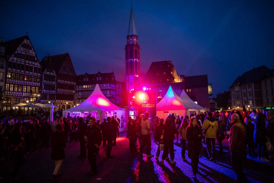 Die Nacht der Museen 2019 auf dem Römerberg (Foto: Peter Krausgrill)