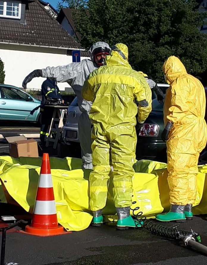 Niddatal_THW sichert Baustelle in Schutzkleidung