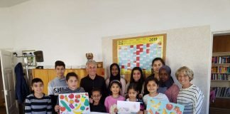 Die Kinder freuen sich über das neue Angebot und sagen Danke mit selbst gemalten Bildern. (Foto: Stadtverwaltung Neustadt)