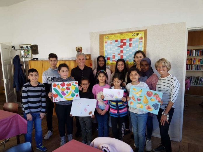 Die Kinder freuen sich über das neue Angebot und sagen Danke mit selbst gemalten Bildern. (Foto: Stadtverwaltung Neustadt) Die Kinder freuen sich über das neue Angebot und sagen Danke mit selbst gemalten Bildern. (Foto: Stadtverwaltung Neustadt)