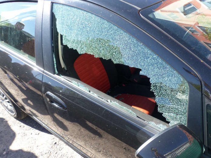 Seitenscheibe eingeschlagen (Foto: Polizei RLP) Seitenscheibe eingeschlagen (Foto: Polizei RLP)