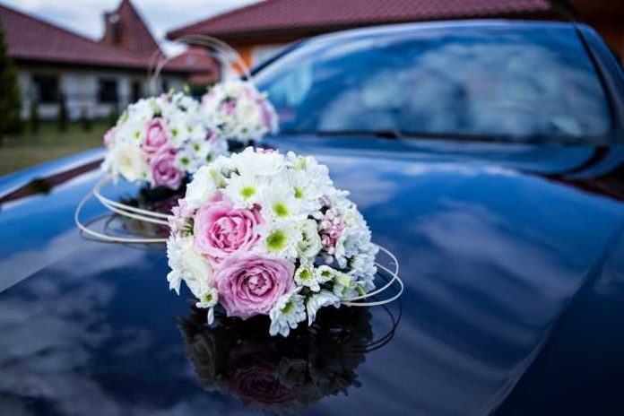 Symbolbild, Auto, Hochzeitwagen, Blumenschmuck © Pixabay