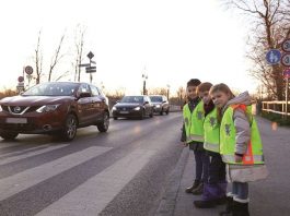 Durch eine Sicherheitsweste oder sonstige reflektierende Kleidung sind Kinder für andere Verkehrsteilnehmer noch früher und besser sichtbar. (Foto: obs/ADAC SE/ADAC Stiftung)
