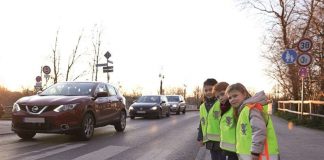 Durch eine Sicherheitsweste oder sonstige reflektierende Kleidung sind Kinder für andere Verkehrsteilnehmer noch früher und besser sichtbar. (Foto: obs/ADAC SE/ADAC Stiftung)