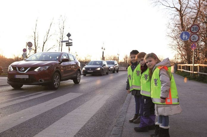 Durch eine Sicherheitsweste oder sonstige reflektierende Kleidung sind Kinder für andere Verkehrsteilnehmer noch früher und besser sichtbar. (Foto: obs/ADAC SE/ADAC Stiftung)