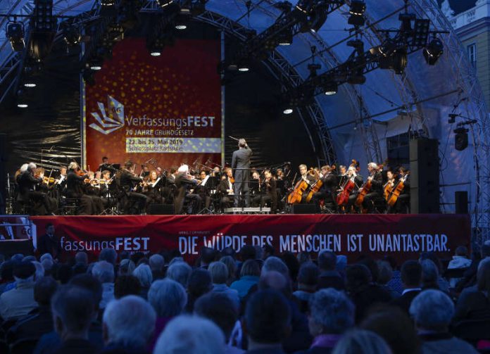 Verfassungsfest (Quelle: KME Karlsruhe Marketing und Event GmbH - Fotograf: Jürgen Rösner) Verfassungsfest (Quelle: KME Karlsruhe Marketing und Event GmbH - Fotograf: Jürgen Rösner)