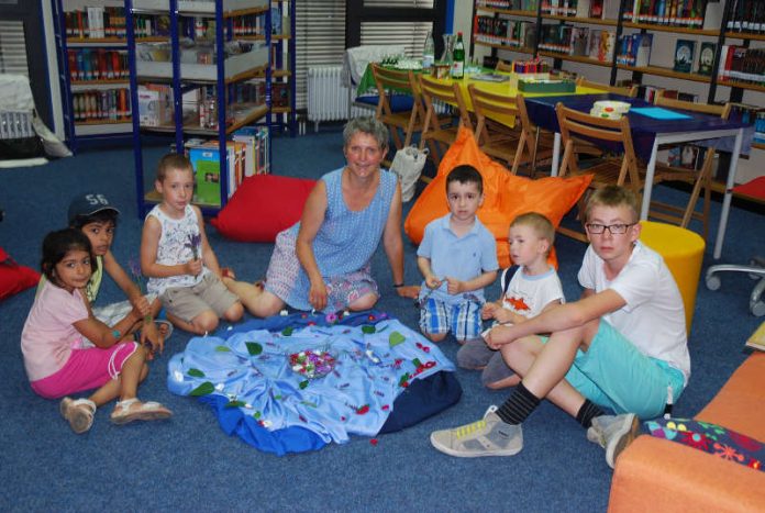 Vorlesen in der Stadtbücherei (Foto: Stadtverwaltung Neustadt)