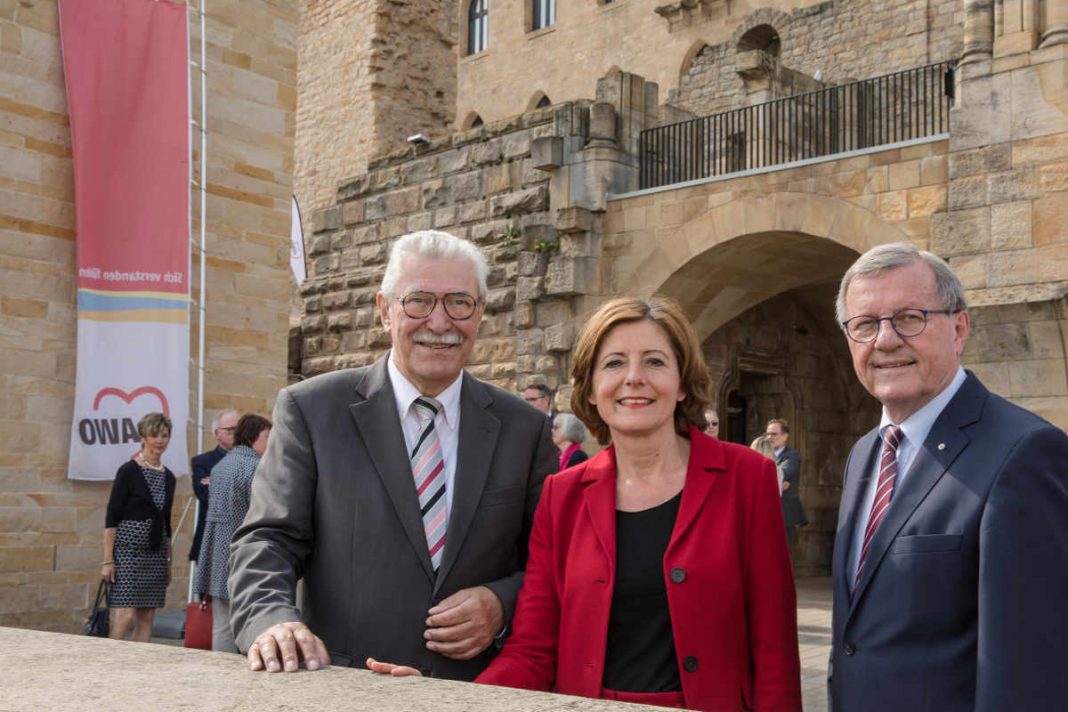 Klaus Stalter (Vorsitzender der AWO Pfalz), Ministerpräsidentin Malu Dreyer und Wilhelm Schmidt (Vorsitzender des Präsidiums des AWO-Bundesverbands) (Foto: AWO Pfalz/ Jens Braune del Angel mug)