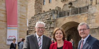 Klaus Stalter (Vorsitzender der AWO Pfalz), Ministerpräsidentin Malu Dreyer und Wilhelm Schmidt (Vorsitzender des Präsidiums des AWO-Bundesverbands) (Foto: AWO Pfalz/ Jens Braune del Angel mug)