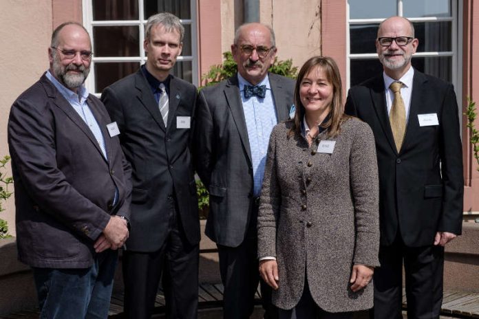 v.l.: Dipl.-Ing. Dirk Gattorf (DMG Ingenieurbüro), Dipl.-Ing. Ralf Holst (Bundesanstalt für Straßenwesen), Prof. Jürgen Ulrich (Vorsitzender Richter am Landgericht Dortmund a.D.), Dipl.-Ing. (FH) Karen Ludewig (Vorstandsmitglied der Ingenieurkammer Hessen) und Prof. Dr.-Ing. Matthias Vogler (Schatzmeister der Ingenieurkammer Hessen). (Foto: Ingenieurkammer Hessen)