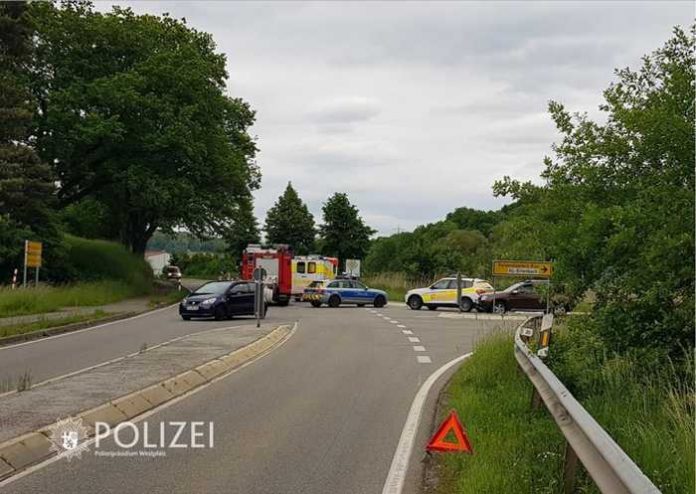 pol-ppwp-beim-abbiegen-mopedfahrer-bersehen