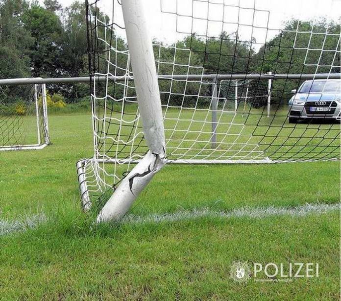 pol-ppwp-mit-auto-sportplatz-besch-digt-zeugen-gesucht