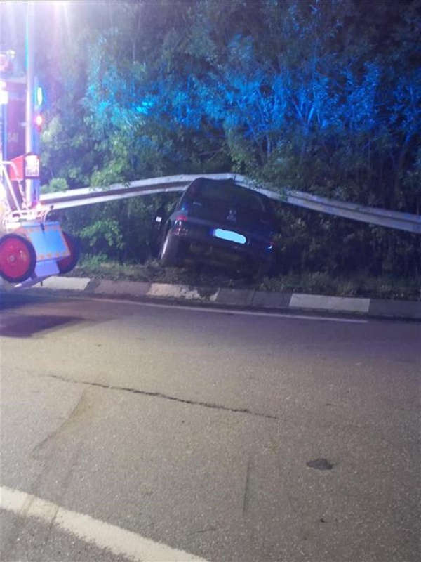 Der PKW verkeilte sich unter Leitplanken (Foto: Polizei RLP)