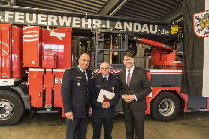 v.l.: SFI Dirk Hargesheimer, Karl Lorentz, OB Thomas Hirsch (Foto: Feuerwehr Landau/Florian Schmadel)