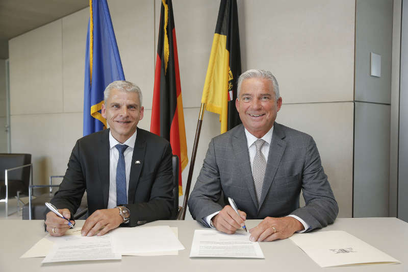 Innenminister Thomas Strobl (r.) und Dr. Patrick Rapp MdL unterzeichen den Vertrag. (Foto: Leif-Hendrik Piechowski)