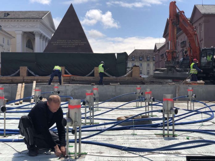 Derzeit wird die Platte aus wasserdurchlässigem Beton fertiggestellt, auf dem die Düsentöpfe montiert sind. Die Düsentöpfe wiederum dienen als Befestigung für die insgesamt 31 Düsen, aus denen das Wasser später sprudeln wird. (Foto: KASIG/Achim Winkel)