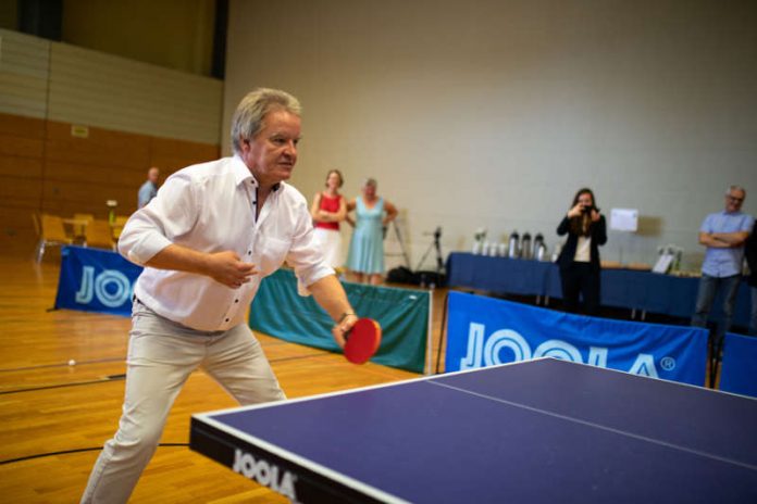 Minister und aktiver Tischtennisspieler aktiv bei der Challenge gegen Petrissa Solja, bei der 700 Euro erspielt wurden. Der Verein in Nordbaden, der als erster die Workshop-Reihe zum Thema Sport und Nachhaltigkeit besucht, wird mit dem Betrag bedacht. (Foto: Dittmer)