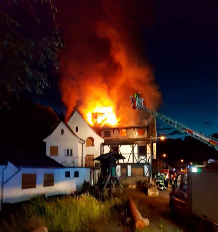 Der Birkenhof steht in Flammen (Foto: privat)