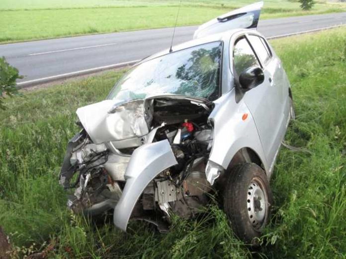 Cölbe-B62_Auto gegen Baum-Fahrer schwer verletzt