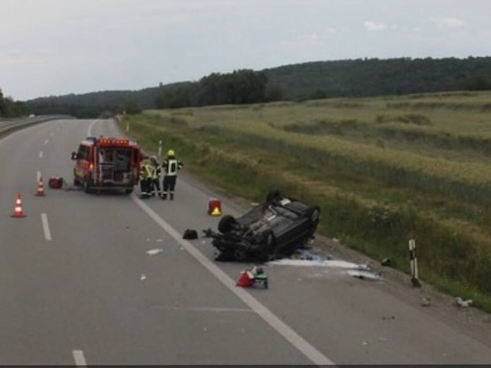 Das Fahrzeug und blieb auf dem Dach auf dem Seitenstreifen liegen. (Foto: Polizei RLP) Das Fahrzeug und blieb auf dem Dach auf dem Seitenstreifen liegen. (Foto: Polizei RLP)