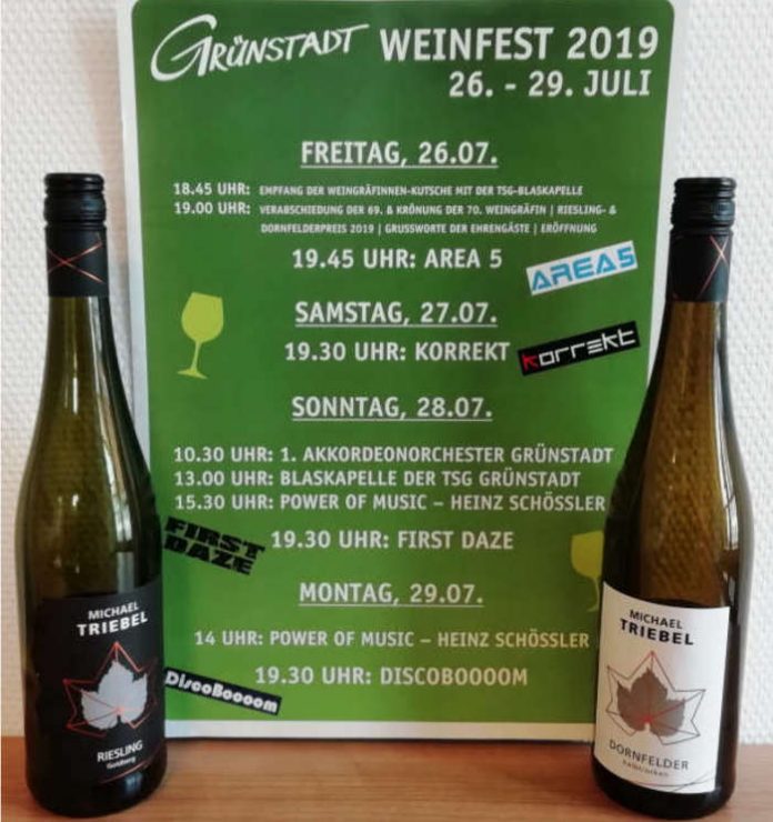 Die diesjährigen Siegerweine der Kategorie Riesling und auch Dornfelder beim Weinwettstreit zum Grünstadter Weinfest (26. - 29.07.2019) stammen beide aus dem Weingut Michael Triebel aus Grünstadt-Asselheim. Links der 2018-er Riesling trocken aus der Lage Asselheimer Goldberg und rechts der 2017-er Dornfelder halbtrocken aus der Lage Pfalz. (Foto: Stadt Grünstadt)