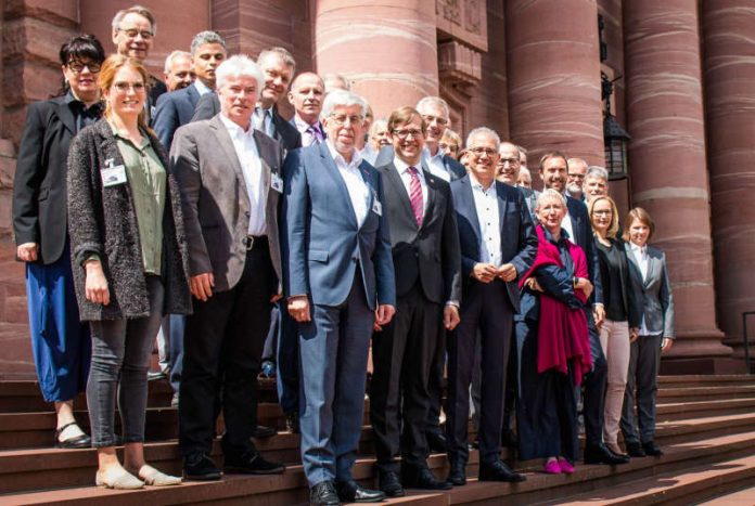 Wirtschaftsminister Tarek Al-Wazir begrüßte die IngKH als neuestes Mitglied der Arbeitsgemeinschaft. (Foto: Hessisches Ministerium für Wirtschaft, Energie, Verkehr und Wohnen)