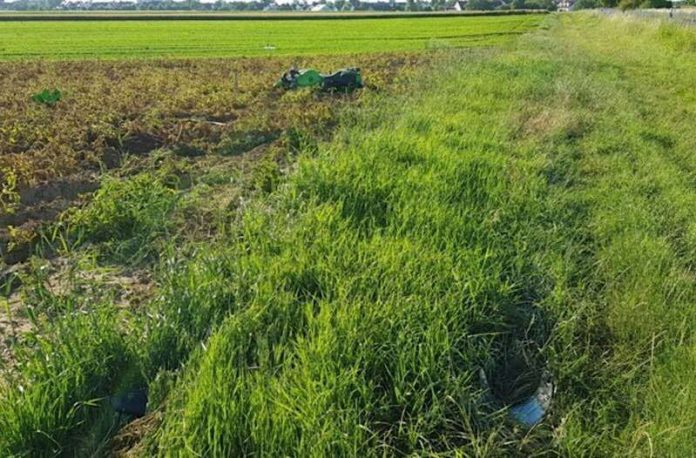 Das Motorrad auf einem angrenzenden Acker (Foto: Polizei RLP)