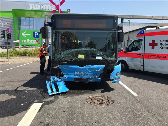 Taxi kollidiert mit Linienbus © Polizei