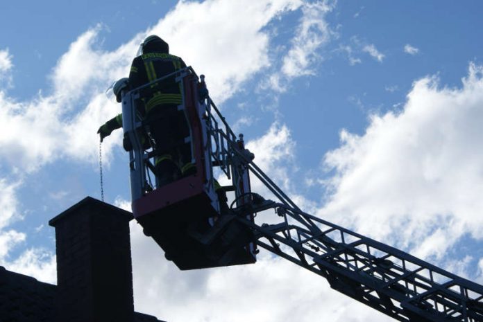 Über die Drehleiter der Feuerwehr Lambrecht wurde der Kamin mit speziellem Kehrwerkzeug gereinigt. (Foto: Presseteam der Feuerwehr VG Lambrecht)