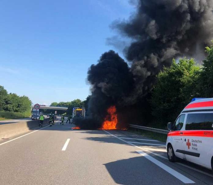 Kandel_PKW fängt während der Fahrt an zu brennen Kandel_PKW fängt während der Fahrt an zu brennen