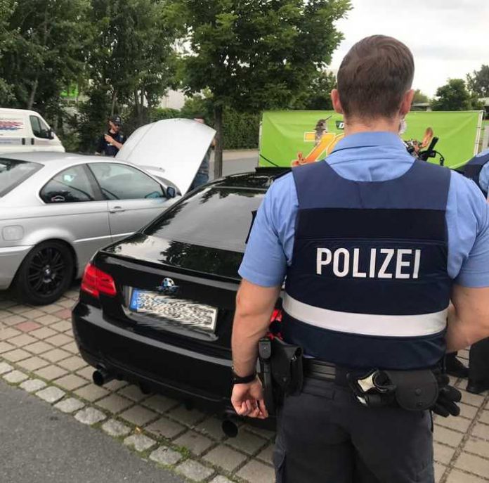 Kontrolle beim Tuning-Treffen in Ludwigshafen Kontrolle beim Tuning-Treffen in Ludwigshafen