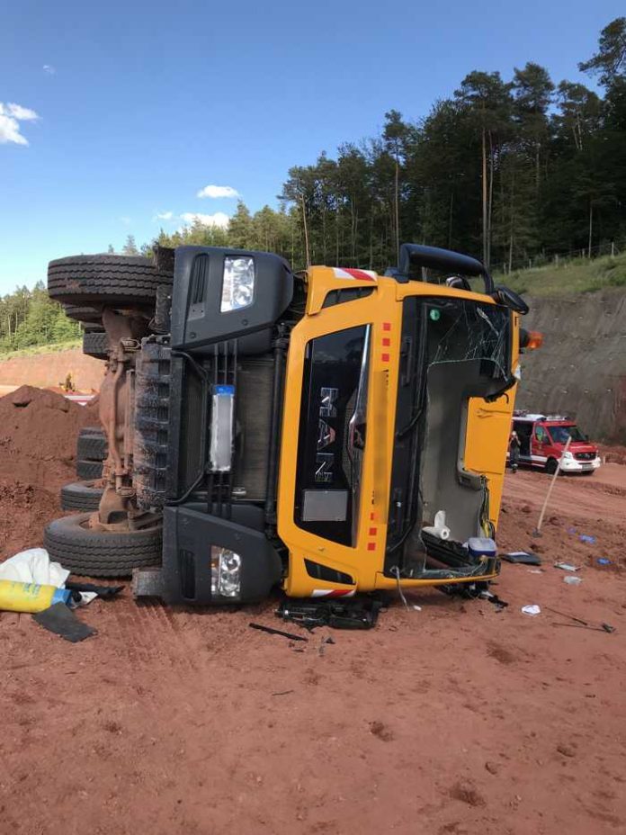 Mackenbach: Lkw kippt um - Fahrer schwer verletzt © Polizei RLP