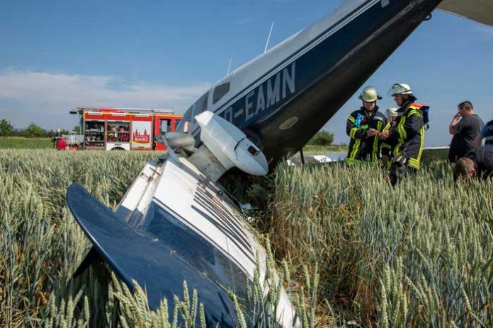 Flugzeugunfall Mainz-Finthen: Notlandung in Weizenfeld. Foto Frank Sauer © Stadtverwaltung Mainz