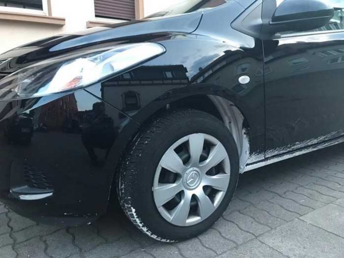 Mit weisser Farbe beschädigter Pkw © Polizeipräsidium Westpfalz Mit weisser Farbe beschädigter Pkw © Polizeipräsidium Westpfalz